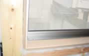 窓枠の隙間にも羊毛断熱材サーモウールを差し込むことが可能です